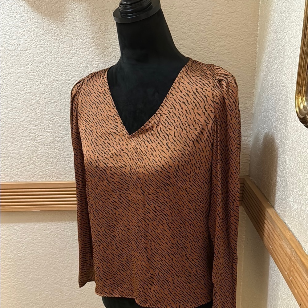 Banana Republic SP Women's Animal Print V-Neck Top!! - Picture 6 of 9